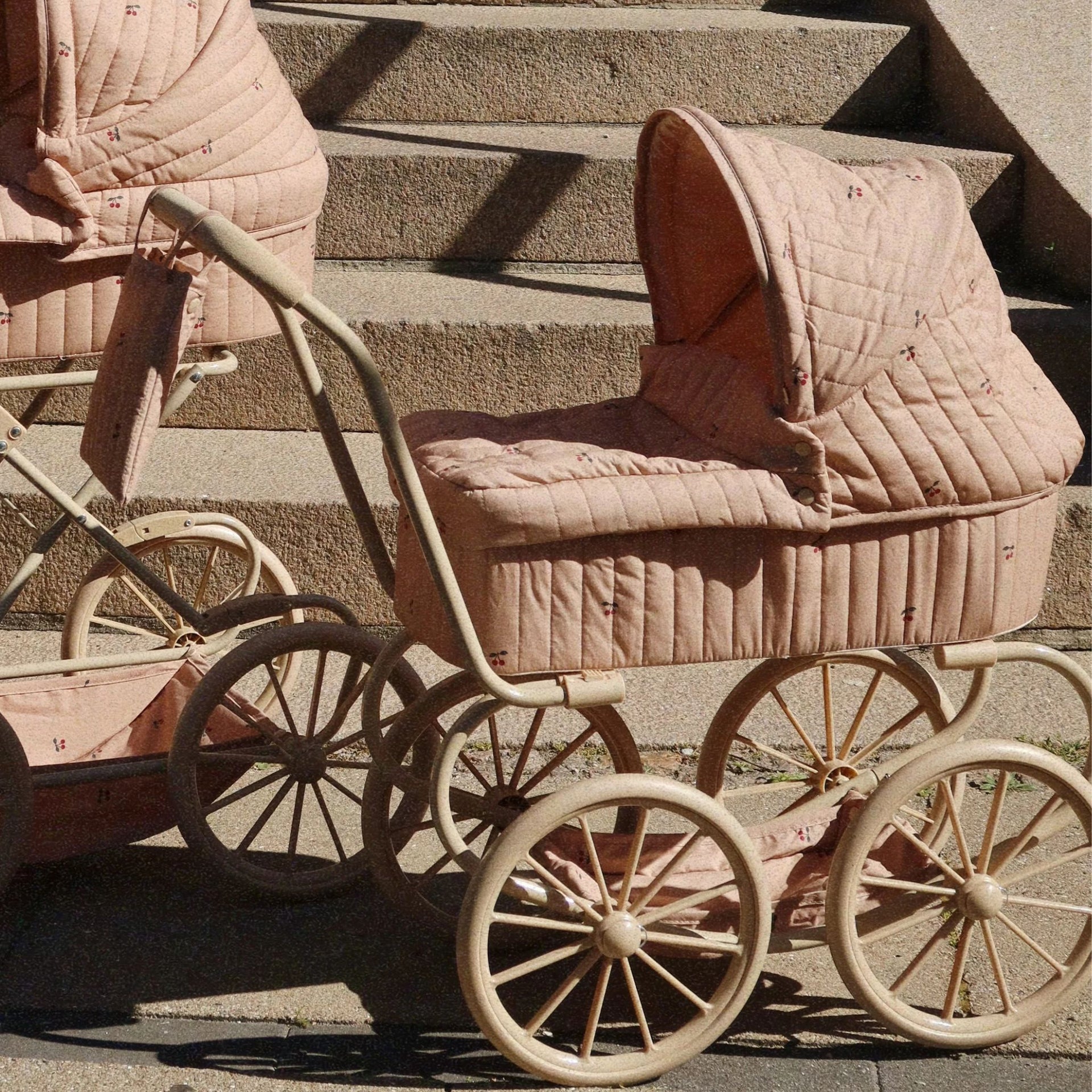 Konges Sløjd Minnie Doll Pram - Cherry Blush