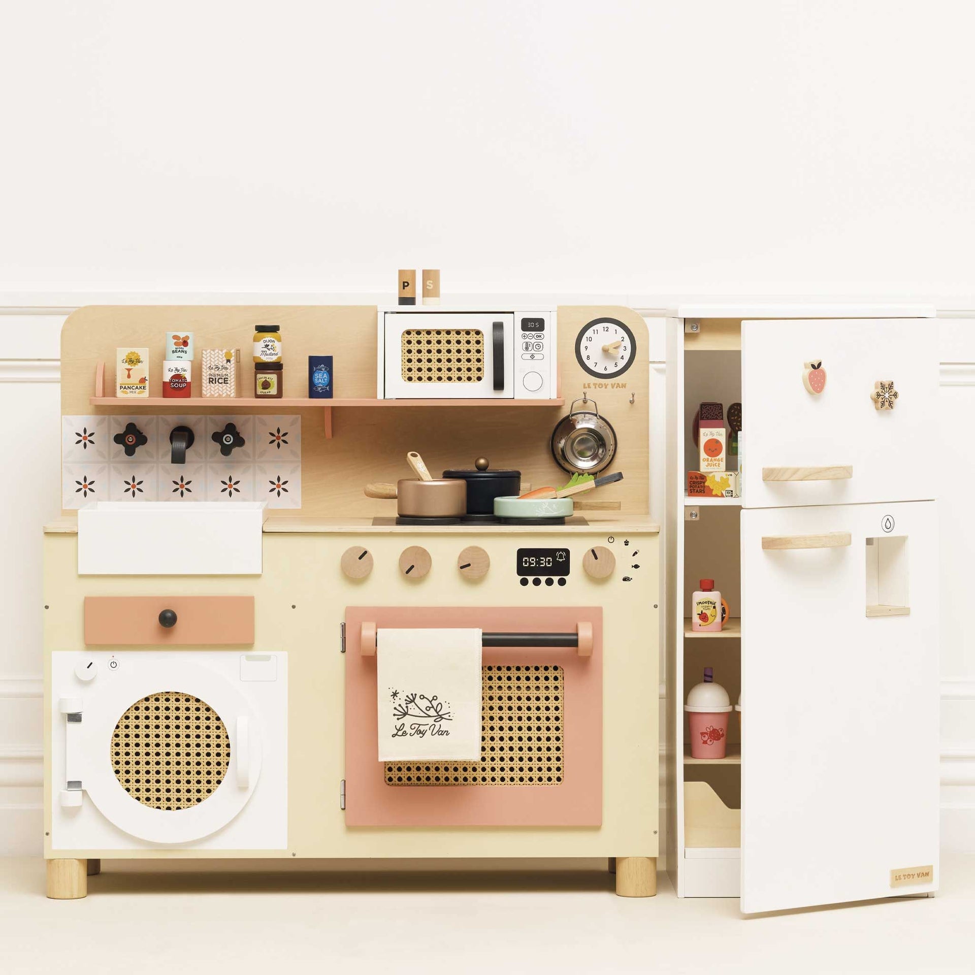 Le Toy Van Rattan Family Wooden Play Kitchen