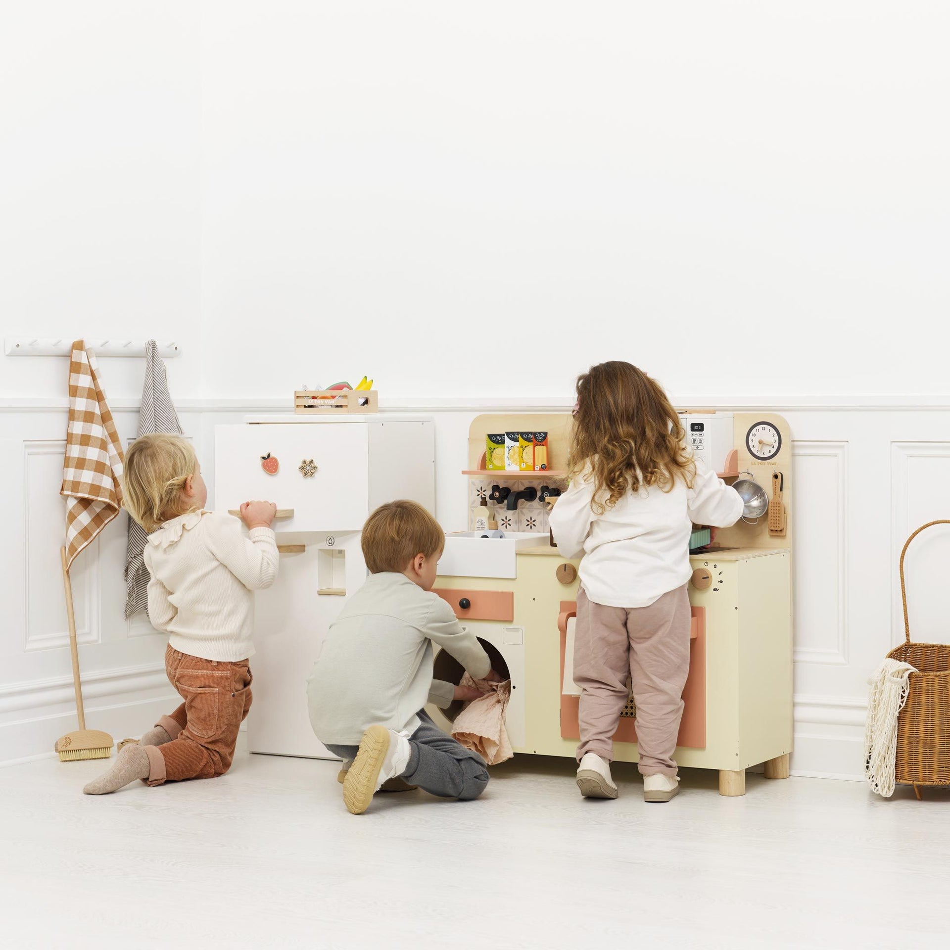 Le Toy Van Rattan Family Wooden Play Kitchen